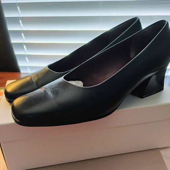 Naturalizer Navy Leather Pumps- EUC-size 9.5 Wide - Picture 1 of 6